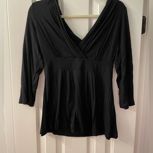 Stretchy V neck work blouse! 🖤